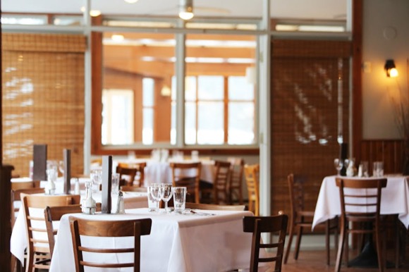 Propietario de restaurante creando su página web