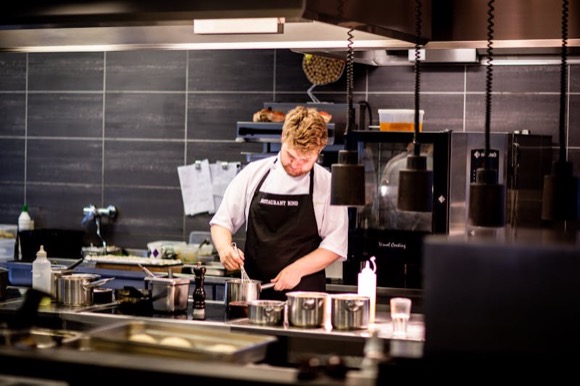 Chef profesional en cocina de restaurante